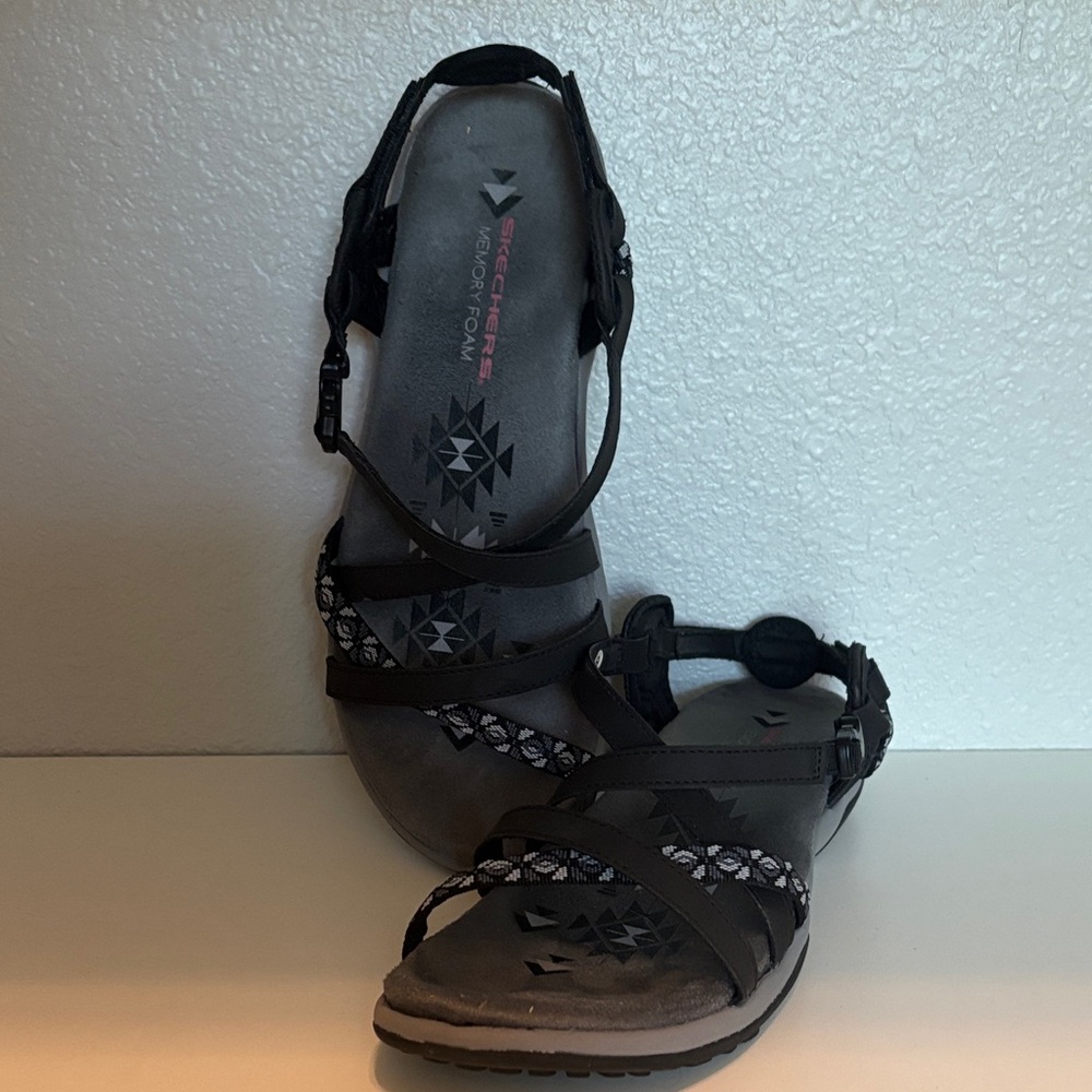 Skechers Women's Black and Gray Sandals